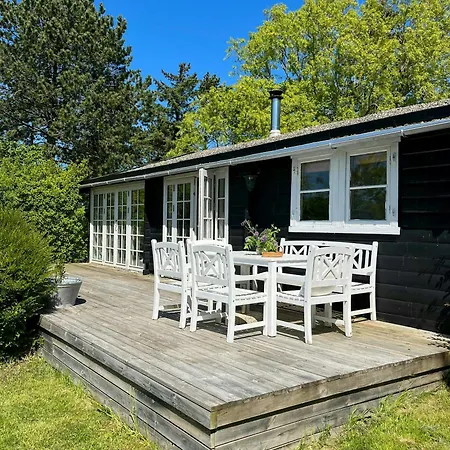 Classic Summerhouse With Sea Glimpse Near Tisvilde Semesterbostad